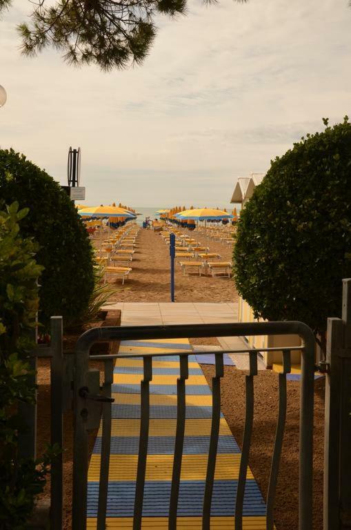 Piccolo Moderno Appartamento Sulla Spiaggia In Centro リド・ディ・イエゾロ エクステリア 写真
