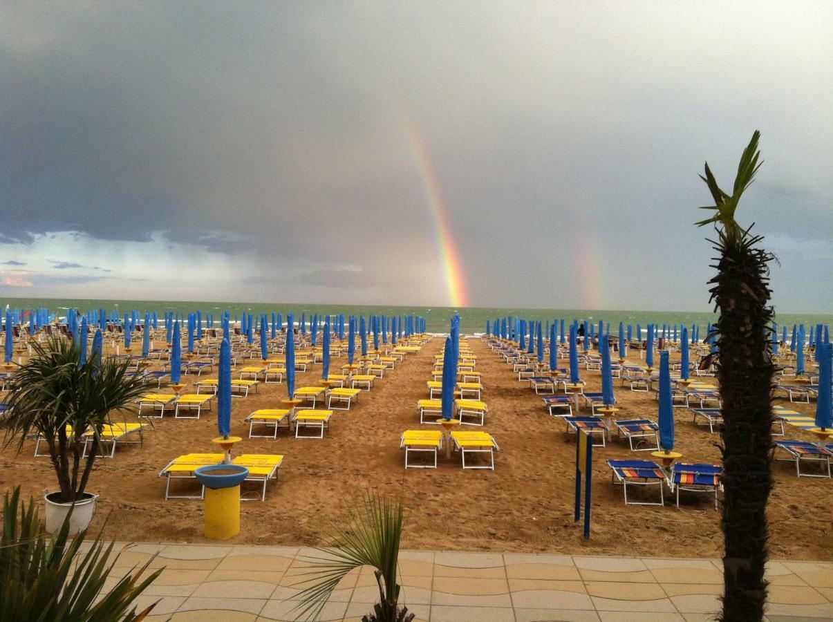 Piccolo Moderno Appartamento Sulla Spiaggia In Centro リド・ディ・イエゾロ エクステリア 写真