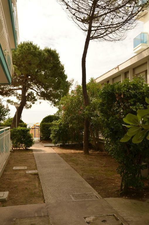 Piccolo Moderno Appartamento Sulla Spiaggia In Centro リド・ディ・イエゾロ エクステリア 写真