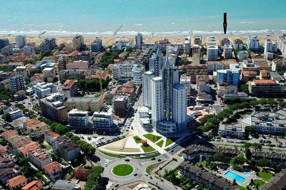 Piccolo Moderno Appartamento Sulla Spiaggia In Centro リド・ディ・イエゾロ エクステリア 写真